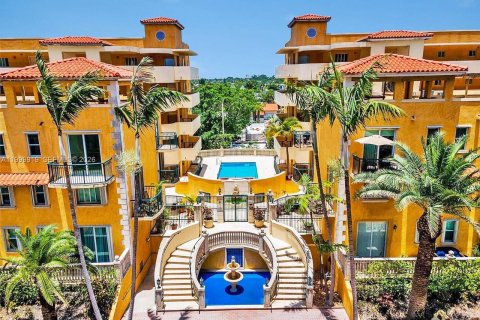 Condominio en Surfside, Florida, 1 dormitorio  № 2170113