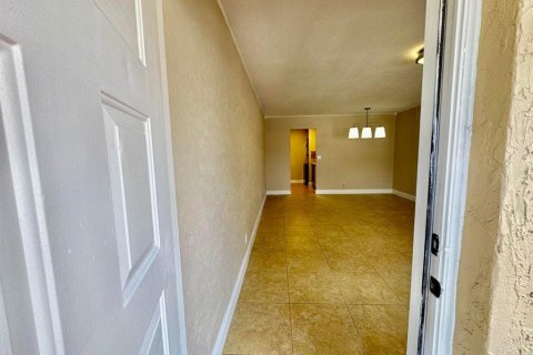 Copropriété à louer à Coral Springs, Floride: 2 chambres, 71.35 m2 № 2244628 - photo 2