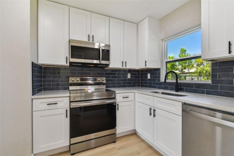 House in Tampa, Florida 3 bedrooms, 98.48 sq.m. № 1851546 - photo 13