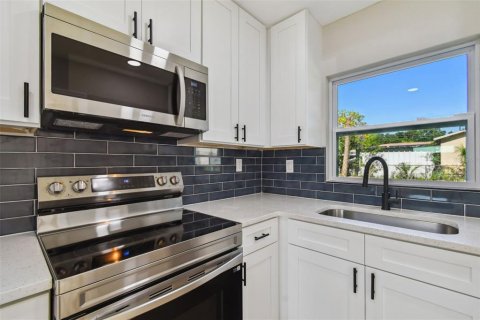 House in Tampa, Florida 3 bedrooms, 98.48 sq.m. № 1851546 - photo 14