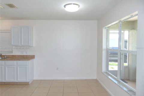 House in Okeechobee, Florida 3 bedrooms, 110.93 sq.m. № 1742128 - photo 5