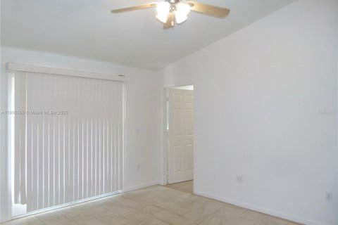 House in Okeechobee, Florida 3 bedrooms, 110.93 sq.m. № 1742128 - photo 18