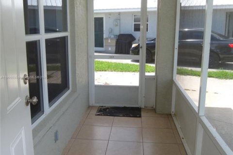 House in Okeechobee, Florida 3 bedrooms, 110.93 sq.m. № 1742128 - photo 26