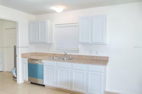 House in Okeechobee, Florida 3 bedrooms, 110.93 sq.m. № 1742128 - photo 9