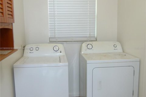 House in Okeechobee, Florida 3 bedrooms, 110.93 sq.m. № 1742128 - photo 11