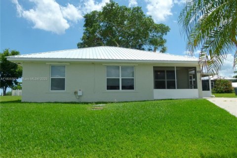 House in Okeechobee, Florida 3 bedrooms, 110.93 sq.m. № 1742128 - photo 1