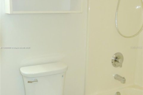 House in Okeechobee, Florida 3 bedrooms, 110.93 sq.m. № 1742128 - photo 14