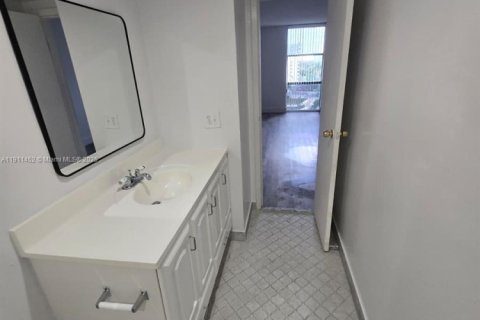 Снять в аренду кондоминиум в Норт-Майами, Флорида 1 спальня, 68.75м2, № 1968783 - фото 12