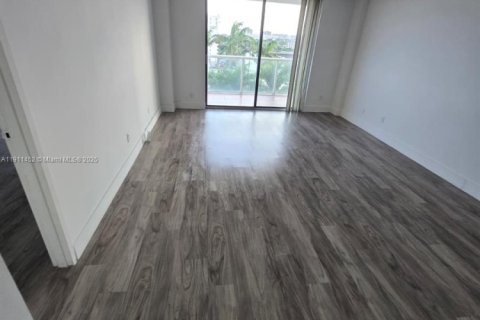 Снять в аренду кондоминиум в Норт-Майами, Флорида 1 спальня, 68.75м2, № 1968783 - фото 1