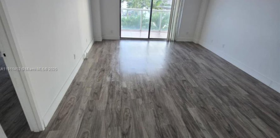 Кондоминиум с 1 спальней в Норт-Майами, Флорида № 1968783