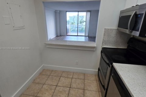 Снять в аренду кондоминиум в Норт-Майами, Флорида 1 спальня, 68.75м2, № 1968783 - фото 6