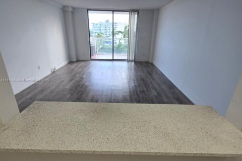 Снять в аренду кондоминиум в Норт-Майами, Флорида 1 спальня, 68.75м2, № 1968783 - фото 2