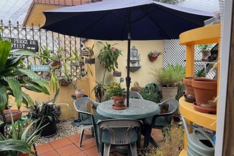 Casa en venta en Miami, Florida, 5 dormitorios, 209.22 m2 № 2058970 - foto 9