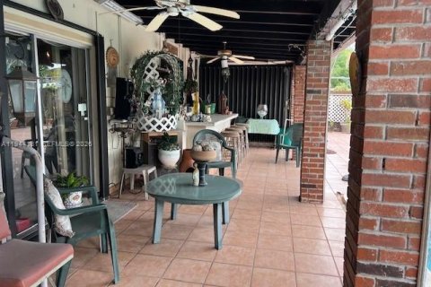 Casa en venta en Miami, Florida, 5 dormitorios, 209.22 m2 № 2058970 - foto 8