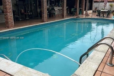 Casa en venta en Miami, Florida, 5 dormitorios, 209.22 m2 № 2058970 - foto 13