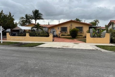 Casa en venta en Miami, Florida, 5 dormitorios, 209.22 m2 № 2058970 - foto 1