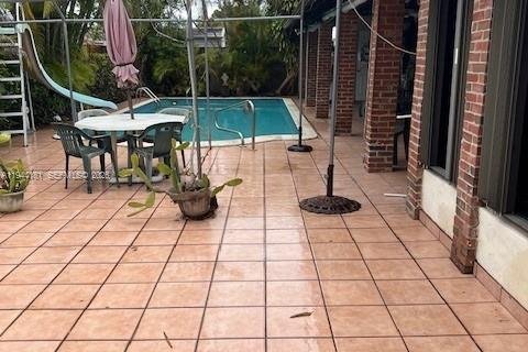 Casa en venta en Miami, Florida, 5 dormitorios, 209.22 m2 № 2058970 - foto 10