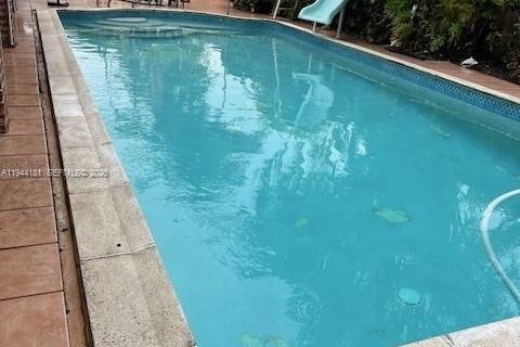 Casa en venta en Miami, Florida, 5 dormitorios, 209.22 m2 № 2058970 - foto 12