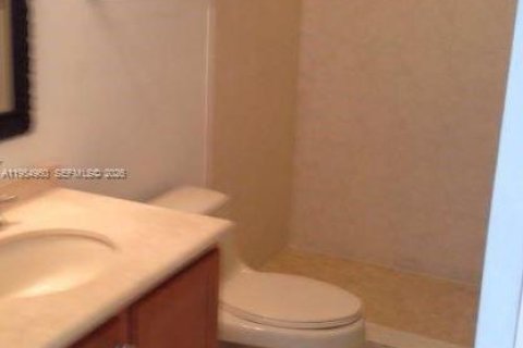 Condominio en alquiler en Miami, Florida, 3 dormitorios, 119.1 m2 № 2010397 - foto 5