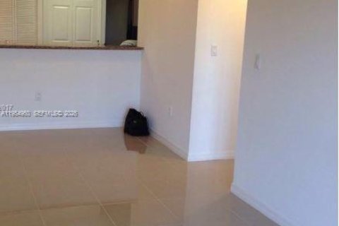 Condominio en alquiler en Miami, Florida, 3 dormitorios, 119.1 m2 № 2010397 - foto 2