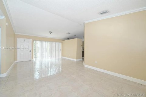 House in Miami, Florida 3 bedrooms, 130.62 sq.m. № 1700786 - photo 17
