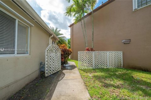 House in Miami, Florida 3 bedrooms, 130.62 sq.m. № 1700786 - photo 3