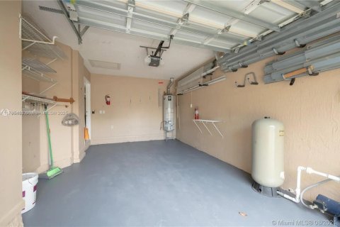 House in Miami, Florida 3 bedrooms, 130.62 sq.m. № 1700786 - photo 20