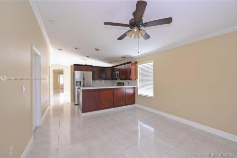 House in Miami, Florida 3 bedrooms, 130.62 sq.m. № 1700786 - photo 9