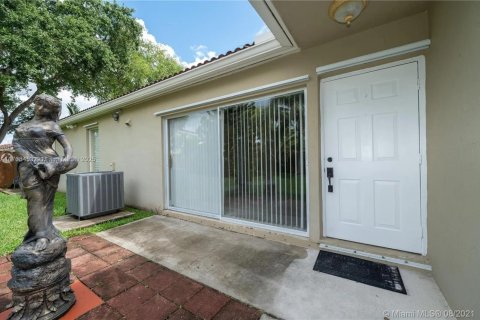 House in Miami, Florida 3 bedrooms, 130.62 sq.m. № 1700786 - photo 4