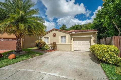 House in Miami, Florida 3 bedrooms, 130.62 sq.m. № 1700786 - photo 1