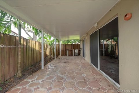 House in Miami, Florida 3 bedrooms, 130.62 sq.m. № 1700786 - photo 18