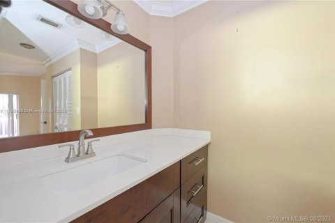 House in Miami, Florida 3 bedrooms, 130.62 sq.m. № 1700786 - photo 12