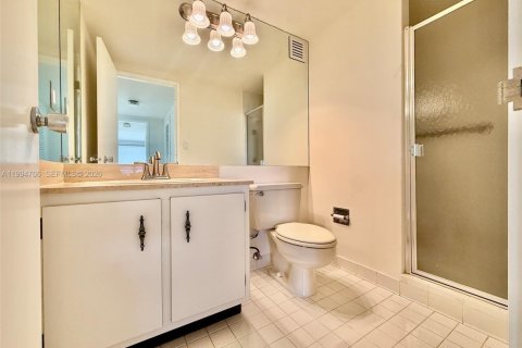 Condo in Hallandale Beach, Florida, 2 bedrooms  № 2060729 - photo 15