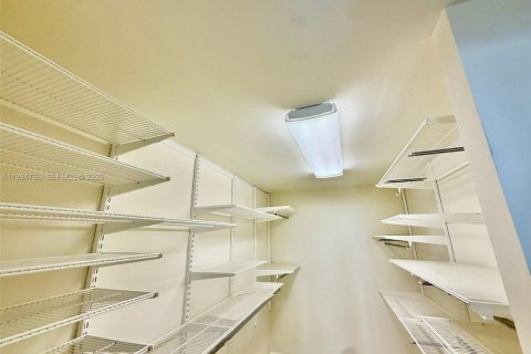 Condo in Hallandale Beach, Florida, 2 bedrooms  № 2060729 - photo 12