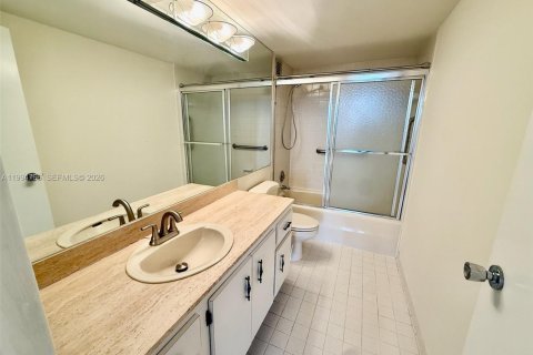 Condo in Hallandale Beach, Florida, 2 bedrooms  № 2060729 - photo 11
