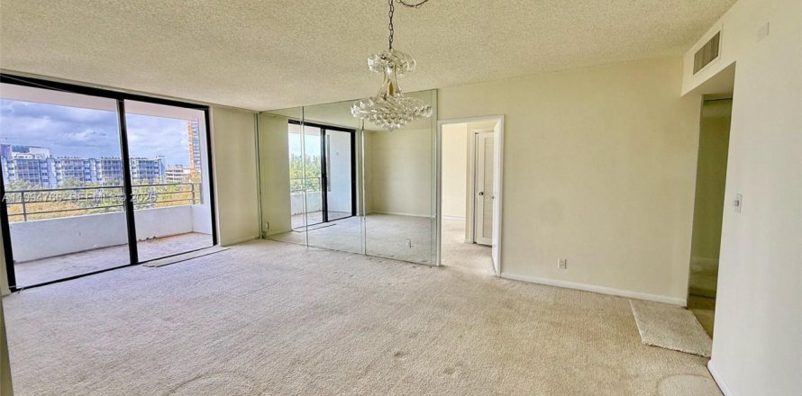 Condo in Hallandale Beach, Florida, 2 bedrooms  № 2060729