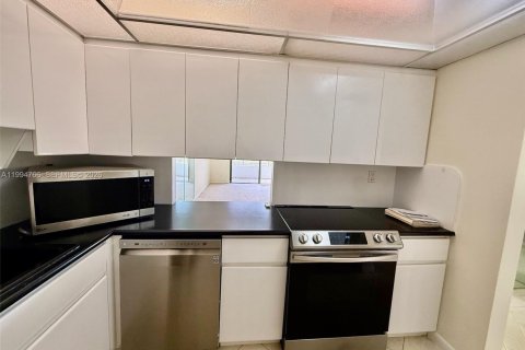 Condo in Hallandale Beach, Florida, 2 bedrooms  № 2060729 - photo 5