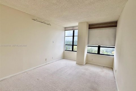 Condo in Hallandale Beach, Florida, 2 bedrooms  № 2060729 - photo 13