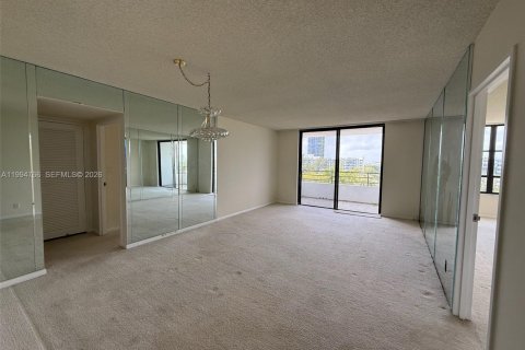 Condo in Hallandale Beach, Florida, 2 bedrooms  № 2060729 - photo 3