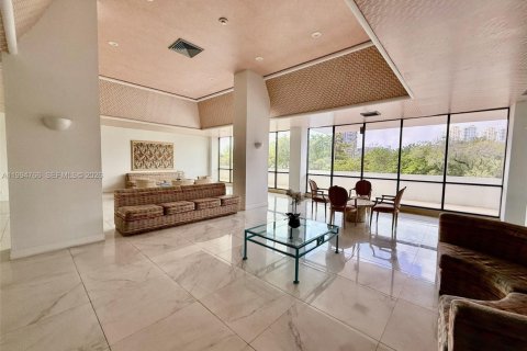 Condo in Hallandale Beach, Florida, 2 bedrooms  № 2060729 - photo 17