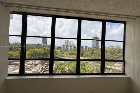Condo in Hallandale Beach, Florida, 2 bedrooms  № 2060729 - photo 9
