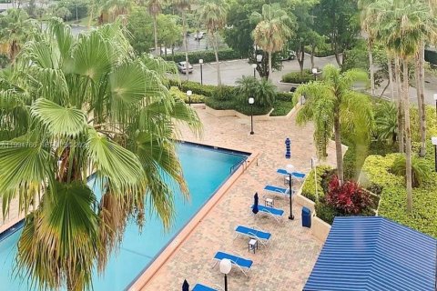 Condo in Hallandale Beach, Florida, 2 bedrooms  № 2060729 - photo 20