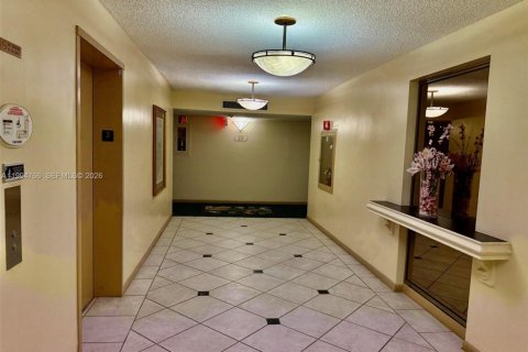 Condo in Hallandale Beach, Florida, 2 bedrooms  № 2060729 - photo 18