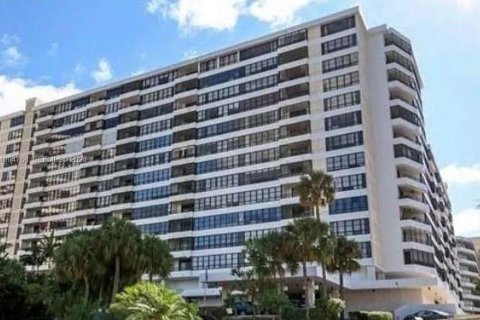 Condo in Hallandale Beach, Florida, 2 bedrooms  № 2060729 - photo 2