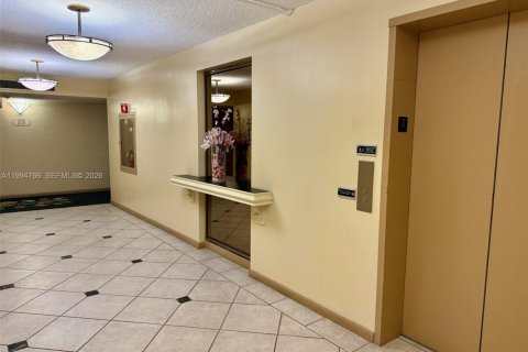 Condo in Hallandale Beach, Florida, 2 bedrooms  № 2060729 - photo 19