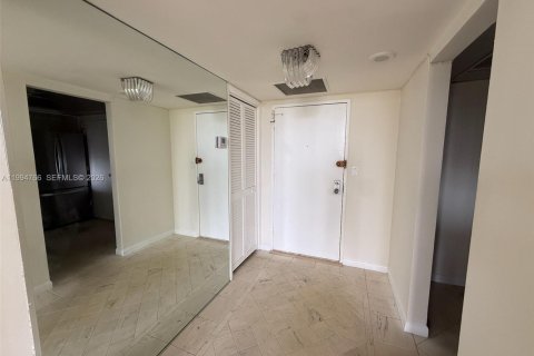 Condo in Hallandale Beach, Florida, 2 bedrooms  № 2060729 - photo 6