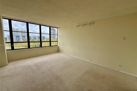 Condo in Hallandale Beach, Florida, 2 bedrooms  № 2060729 - photo 7