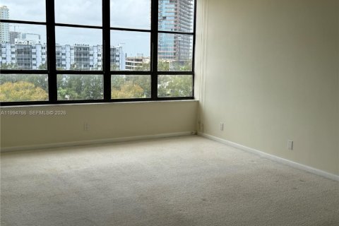 Condo in Hallandale Beach, Florida, 2 bedrooms  № 2060729 - photo 8