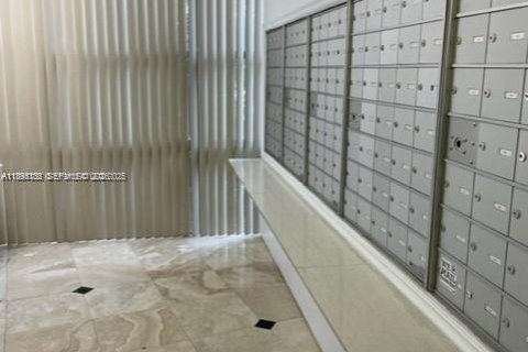 Condo in Hallandale Beach, Florida, 1 bedroom  № 2052822 - photo 16