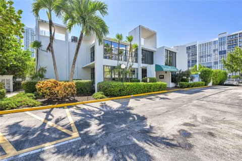 Copropriété à louer à Hallandale Beach, Floride: 1 chambre, 85.01 m2 № 2052822 - photo 30